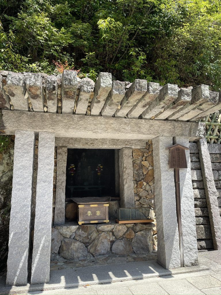 神変大菩薩（行者洞）
jinpendaibosatsu (gyojado)